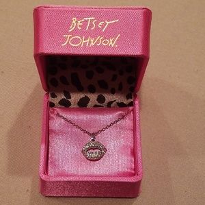 "Kiss Me" jewel lip necklace